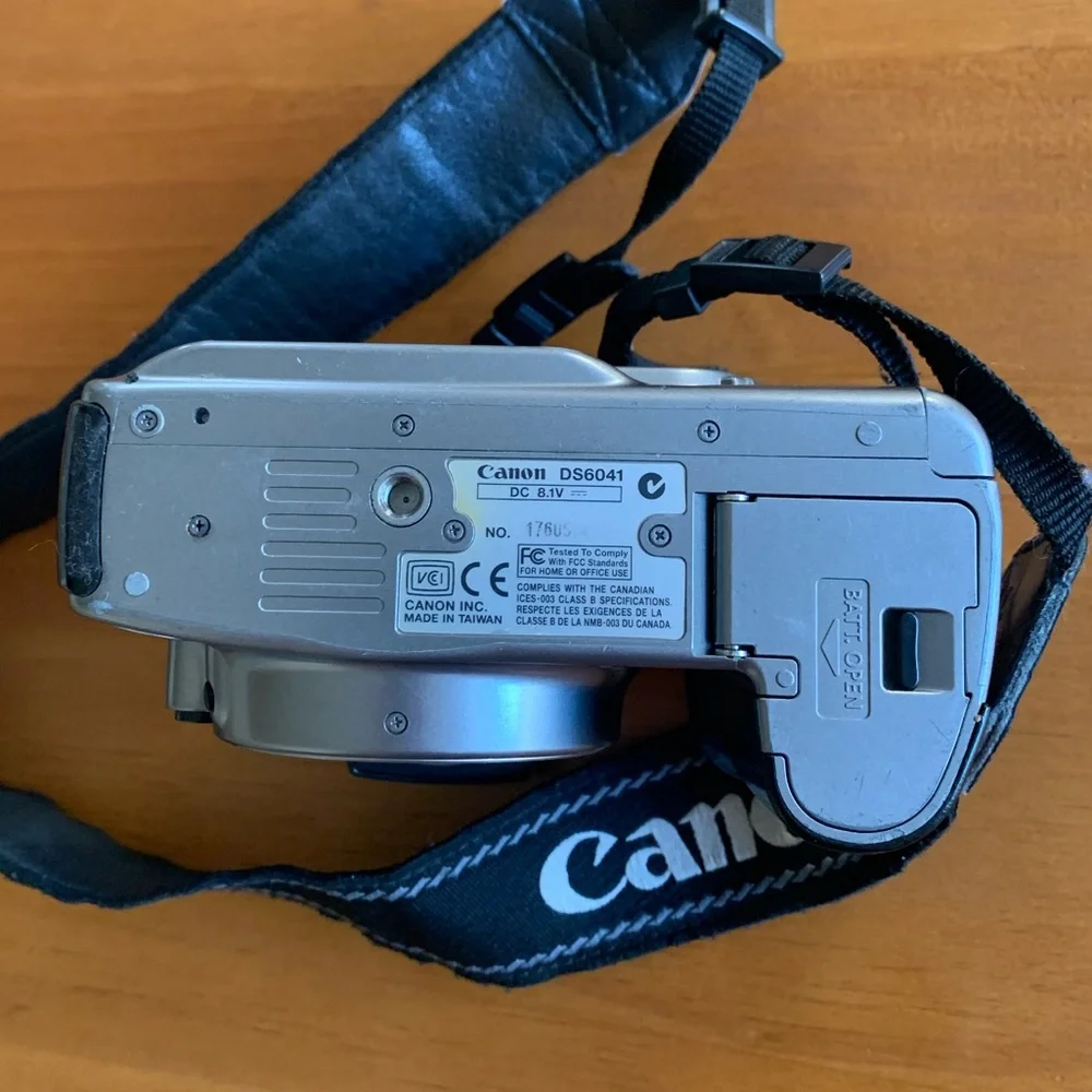 Canon DS6041 camera